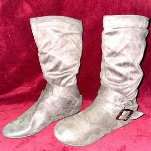 Calf high suede boots, perfect with skinny jeans size 7.5!